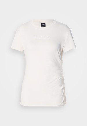 Vit kortärmad t-shirt i mjuk bomull; har en strukturerad "BOSS"-logotyp på framsidan och en rynkad sidodetalj.