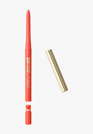 Crayon à lèvres rétractable rouge avec capuchon taille-crayon retiré à côté d'un capuchon cylindrique doré détaché sur fond blanc.