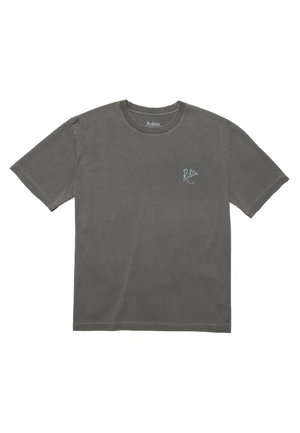 Camiseta de algodón gris con cuello redondo y mangas cortas. Pequeño logo bordado en azul claro "Robin" en el lado izquierdo del pecho.