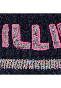 Μπλε ναυτικό απαλό σκουφάκι με μεγάλα ροζ κεντητά γράμματα και πολύχρωμη πλεκτή διακοσμητική ταινία στο κάτω μέρος. Μαλακό, υφασμένο υλικό.