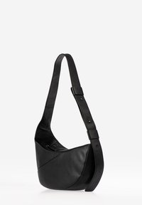 Borsa a spalla in pelle nera con una forma strutturata e curvata, tracolla regolabile e texture liscia. Presenta un vano interno con zip.