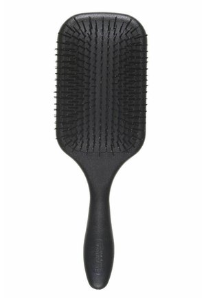 Brosse à cheveux noire avec tête rectangulaire, poils en plastique et poignée en caoutchouc pour une meilleure prise. Surface lisse et design léger.