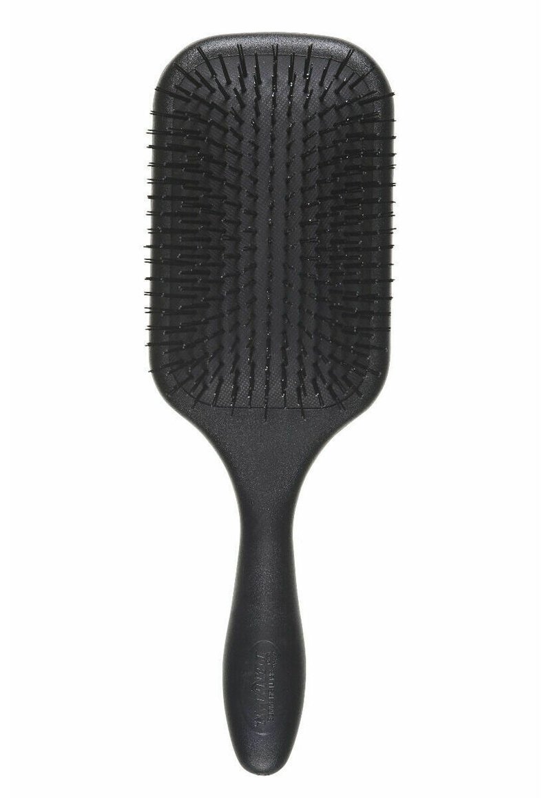 Brosse à cheveux noire avec tête rectangulaire, poils en plastique et poignée en caoutchouc pour une meilleure prise. Surface lisse et design léger.