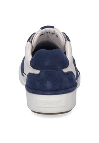 Niebieskie zamszowe sneakersy z białymi skórzanymi akcentami i teksturowanym, wyściełanym kołnierzem. Posiadają logo na pięcie oraz gumową podeszwę zapewniającą przyczepność.