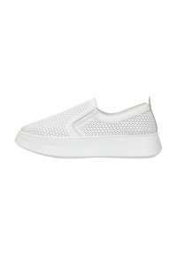 Bílé slip-on boty s perforovaným svrškem, plochou bílou podrážkou a prošíváním. Hladký povrch s jemnými designovými akcenty.