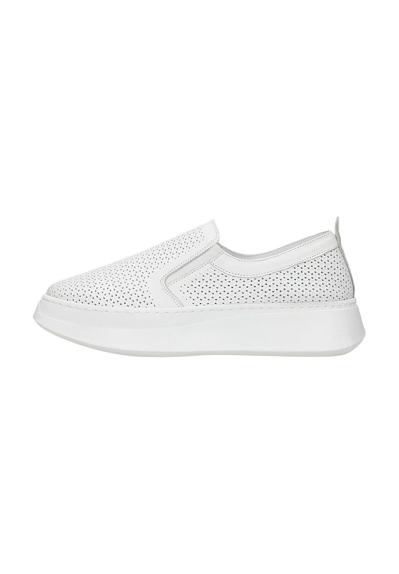 Bílé slip-on boty s perforovaným svrškem, plochou bílou podrážkou a prošíváním. Hladký povrch s jemnými designovými akcenty.