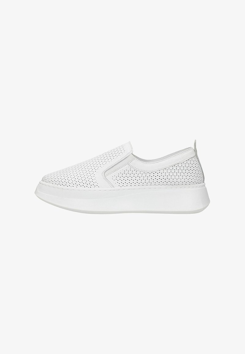 Bílé slip-on boty s perforovaným svrškem, plochou bílou podrážkou a prošíváním. Hladký povrch s jemnými designovými akcenty.