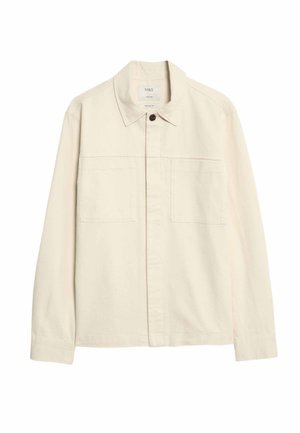 Veste en coton beige clair avec un col, une fermeture à boutons sur le devant et deux poches poitrine. Texture lisse et coupe décontractée.