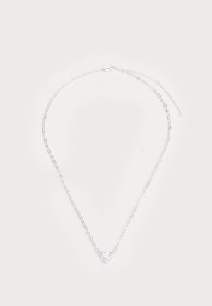 Collier en chaîne en argent avec un pendentif en forme de cœur en pierre précieuse transparente au centre, des maillons ovales et un fermoir en mousqueton sécurisé.