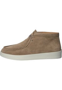 Bottes cheville en daim camel avec une finition lisse, des coutures détaillées et une semelle en caoutchouc blanche. Caractérisées par un design minimaliste sans ornements.