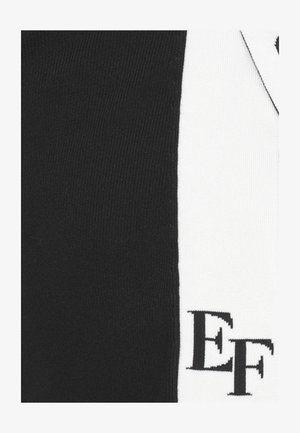 Schwarz-weißes Strickgewebe mit einem vertikalen Design und einem markanten "EF"-Logo in Schwarz auf dem weißen Abschnitt, das den Kontrast betont.