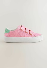 Rosa glittrande sneaker med tre kardborreband, en texturerad vit sula och en grön accent vid hälen. Slät inre foder.