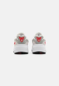 Fila V94M - Matalavartiset tennarit - white/gray violet