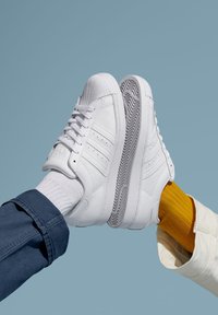 adidas Originals SUPERSTAR - Treniņu apavi - footwear white