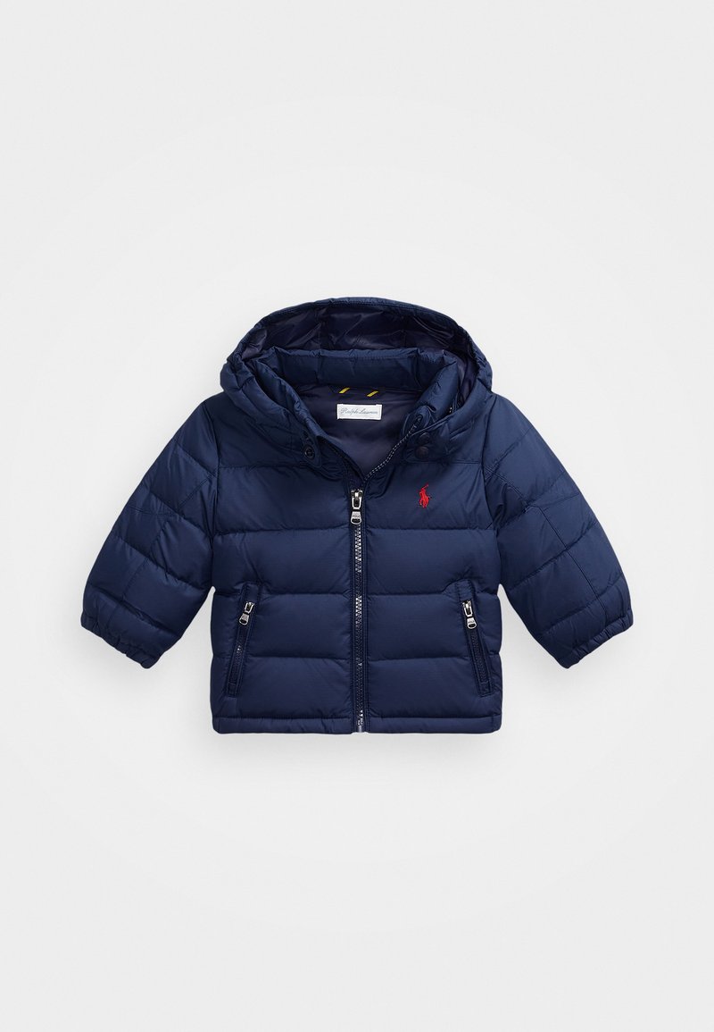 Mornarsko jakna s kapuco, s prešito teksturo, sprednjim zadrgo, dvema stranskima žepoma in majhnim logotipom na prsih.