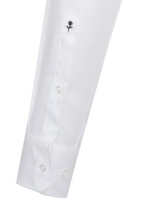 Polsino di camicia bianca a maniche lunghe con un motivo testurizzato, caratterizzato da un disegno di rosa nera ricamata e due bottoni in perla.