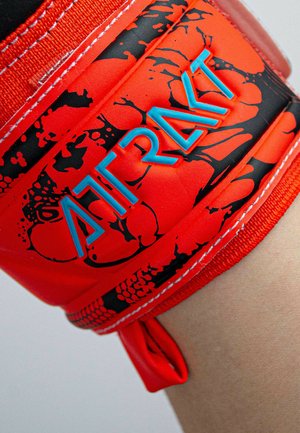 Guantone da boxe rosso e nero con testo blu in rilievo "AIRRAT" indossato sul braccio di una persona su sfondo neutro.