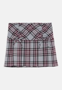 Jupe mini à carreaux gris et bordeaux avec des plis et deux petits nœuds attachés à l'avant de la taille sur fond blanc.