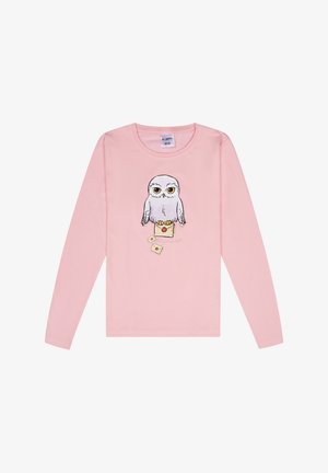 Rosa Baumwoll-T-Shirt mit langen Ärmeln, das ein Eulengrafik mit gelben Augen zeigt, die auf einer Kiste sitzt, umgeben von illustrierten Buchstaben.