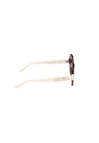 Gafas de sol con un marco marrón oscuro y brazos de color crema que presentan un logotipo grabado, una textura suave y una forma rectangular.