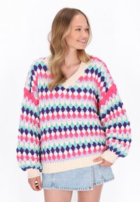 Pulover supradimensionat multicolor, realizat dintr-un model de croșetat, cu decolteu în V, manșete și tiv cu model zimțat, în nuanțe de roz, mov și turquoise.