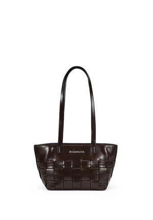 Bolso tote de cuero marrón con textura tejida, correas dobles para el hombro y un detalle de logo en el frente. Forma estructurada con un interior espacioso.