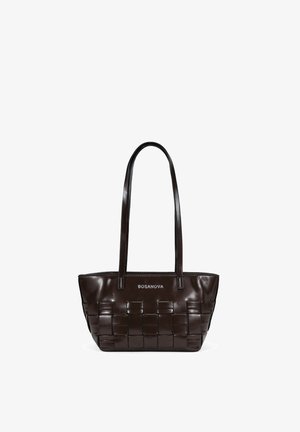 Bolso tote de cuero marrón con textura tejida, correas dobles para el hombro y un detalle de logo en el frente. Forma estructurada con un interior espacioso.