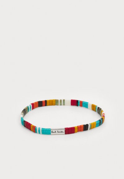 Bracciale di perline con una combinazione di colori vivaci tra cui rosso, blu, arancione e nero, con un'accento in argento che riporta "Paul Smith."