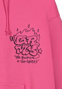 Hoodie in felroze katoen met een vooropdruk in zwart graffiti-stijl en vlammen. Inclusief een trekkoord bij de capuchon.