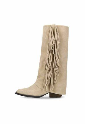 Beiger Wildleder-Mid-Calf-Stiefel mit spitzer Zehenpartie, niedrigem Blockabsatz und langen Fransen an der Außenseite.