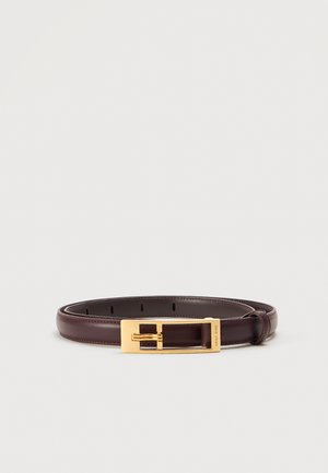 Ceinture en cuir marron foncé avec une boucle rectangulaire dorée, présentée sur un fond clair uni.