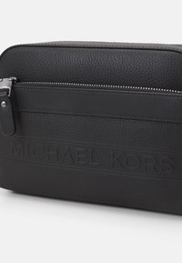 Michael Kors UTILITY XBODY UNISEX - Skulderveske - black