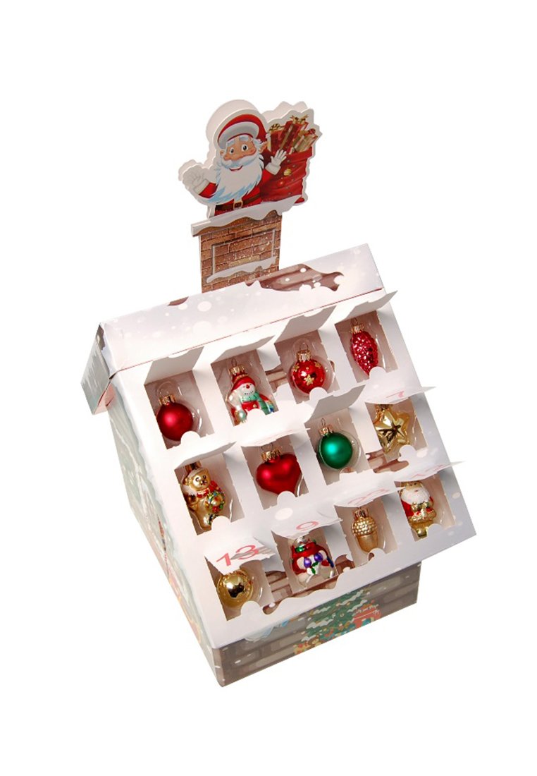 Adventskalender mit Weihnachtsbaumverzierung im Dachdesign. Enthält verschiedene Ornamente in Rot, Grün, Gold und Weiß. Mit einem Weihnachtsmann oben drauf.