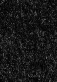 Zwart stof met een textuur, een harige oppervlakte, met variërende lengtes van vezels die een dikke,ug gezellige uitstraling creëren.