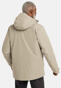 Veste imperméable beige avec capuche, à la coupe décontractée, texture lisse et design minimaliste. Vue arrière montrant les détails de ventilation.