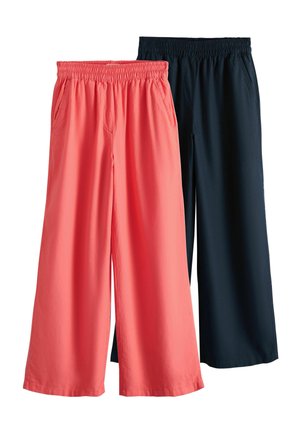 Două perechi de pantaloni cu picioare largi, cu talie elastică și buzunare laterale, una roz coral și cealaltă albastru închis închis la culoare, afișate una lângă cealaltă.