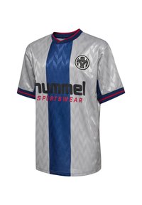 Grå fodboldtrøje med blå lodrette striber, diamantmønster tekstur, krave og manchetter med røde accenter, med "hummel SPORTSWEAR" logo.