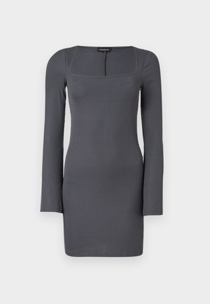 Vestito lungo a maniche lunghe grigio a coste con scollo quadrato, silhouette aderente e texture morbida. Presenta cuciture minime e una chiusura posteriore.