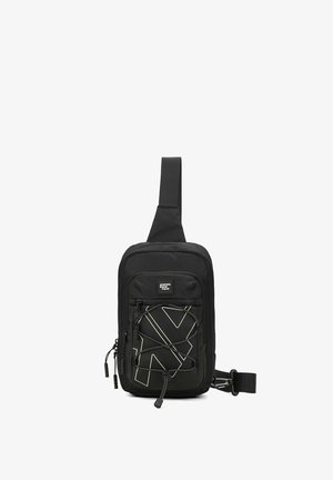 Borsa a tracolla nera realizzata in tessuto resistente, con una tasca frontale con dettagli in corda elastica, tracolla regolabile e superficie testurizzata.