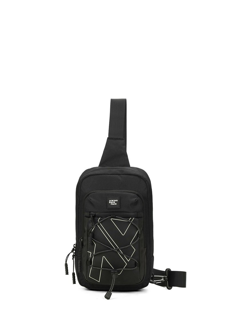 Borsa a tracolla nera realizzata in tessuto resistente, con una tasca frontale con dettagli in corda elastica, tracolla regolabile e superficie testurizzata.