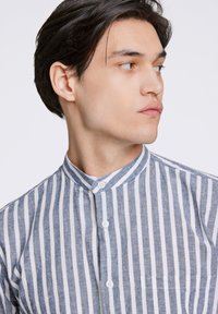 Gestreepte button-up shirt in blauw en wit, met een Mandarin kraag, een borstzak en een ontspannen pasvorm van textuurstof.