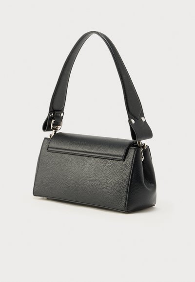 Μαύρη δερμάτινη τσάντα χειρός με δομημένο σχήμα, υφή και αποσπώμενο ιμάντα ώμου. Καπάκι που διπλώνει και ασημένιες μεταλλικές λεπτομέρειες.
