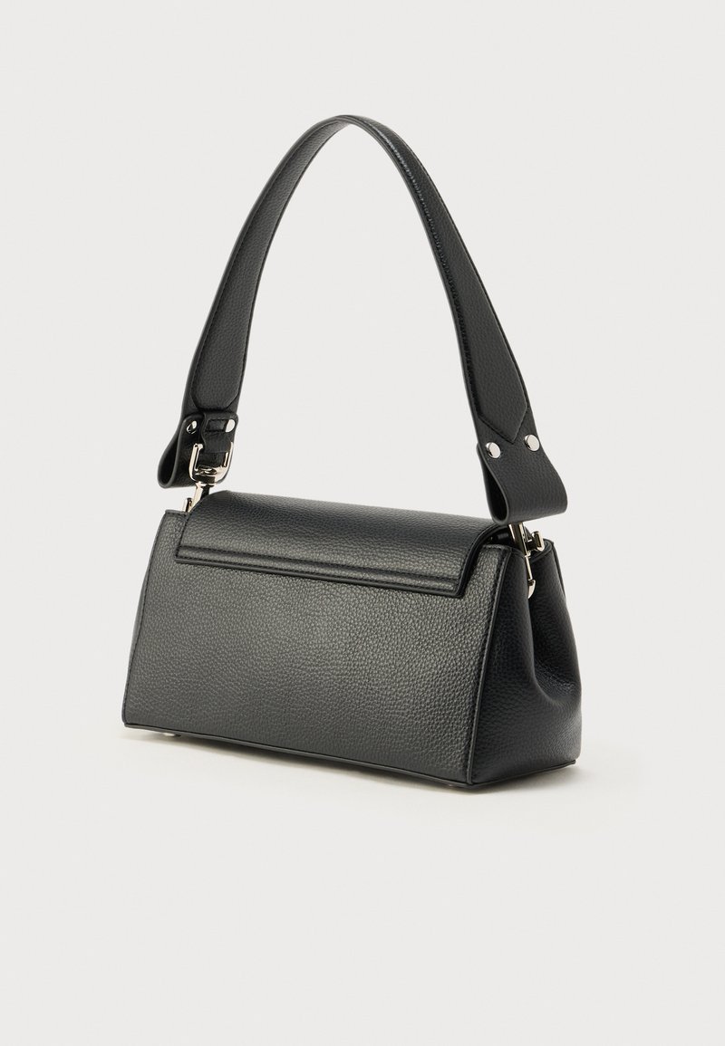 Sac à main en cuir noir à la forme structurée, finition texturée et bandoulière amovible. Rabat pliant et détails en métal argenté.
