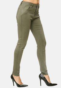 Elara STRETCH - Vaqueros pitillo - grün