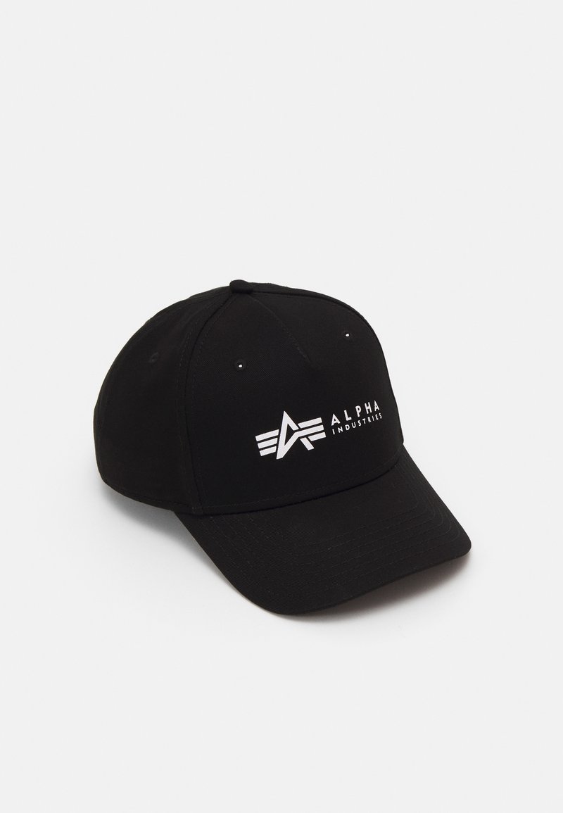 Fekete baseball sapka ívelt karimával, fehér "ALPHA INDUSTRIES" logóval és három vízszintes díszcsíkkal. Tartós anyagból készült.