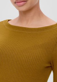 Senfgelbes, geripptes Strickoberteil mit weitem Bootsausschnitt und strukturierter Oberfläche. Verfügt über ein tailliertes Design und glatte Nähte.
