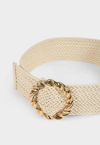 Cintura intrecciata beige con fibbia in metallo dorato attorcigliata, caratterizzata da una texture liscia e da un design piatto. Accessorio classico e versatile.