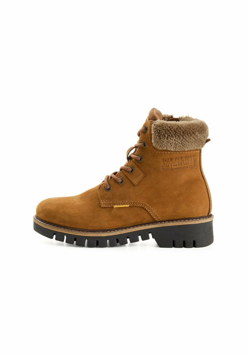 Braunes Wildleder-Ankle-Boot mit Kunstfellkragen, geschnürtem Vorderteil, Gummisohle und robustem Profil. Mit geprägt Logos seitlich.