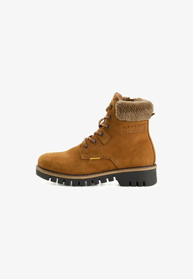 Braunes Wildleder-Ankle-Boot mit Kunstfellkragen, geschnürtem Vorderteil, Gummisohle und robustem Profil. Mit geprägt Logos seitlich.
