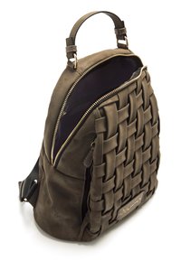 Sac à dos en cuir tressé vert olive avec fermeture éclair dorée, bretelles réglables et poignée supérieure. Intérieur doublé de tissu foncé.